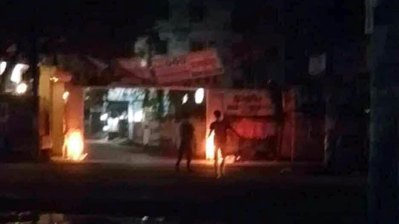 নারায়ণগঞ্জে এনসিপির তোরণে আগুন দিয়েছে দুর্বৃত্তরা